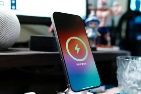 荔波苹果15换屏服务分享用什么充电器给iPhone15充电更好 